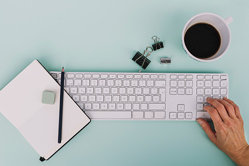 Teclados ergonómicos para trabajo y juego